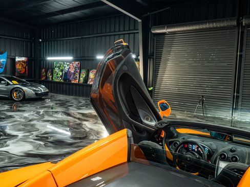 Used 2018 McLaren 570S Spider image 34