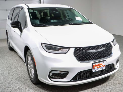Used 2024 Chrysler Pacifica Touring-L FWD image 5