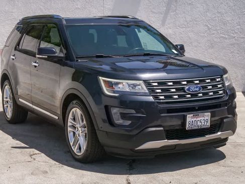 Used 2017 Ford Explorer Limited w/ Equipment Group 301A FWD image 3