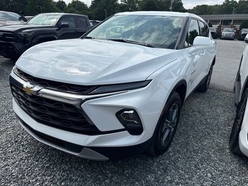 Used 2025 Chevrolet Blazer LT FWD image 1