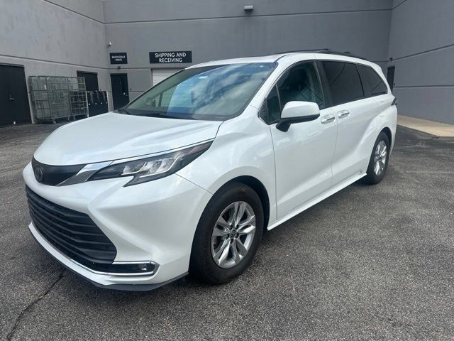 Used 2022 Toyota Sienna XLE w/ XLE Plus Package AWD/4WD image 7