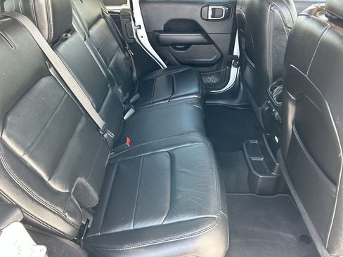 Used 2019 Jeep Wrangler Unlimited Sahara AWD/4WD image 11