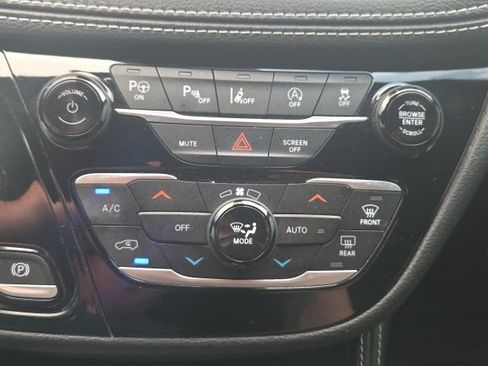 Used 2023 Chrysler Pacifica Limited w/ Uconnect Theater Family Group image 38