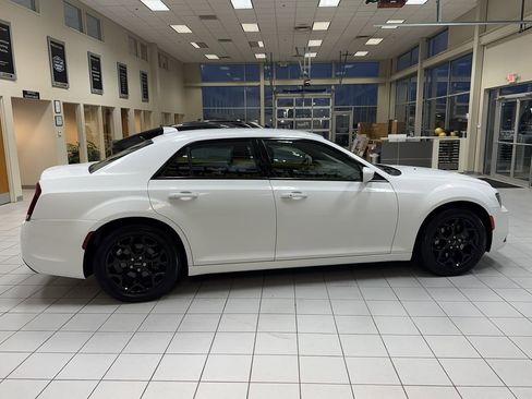 Used 2017 Chrysler 300 S image 8