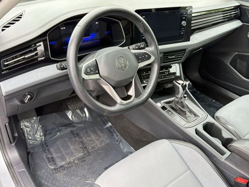 Used 2025 Volkswagen Jetta SE FWD image 4