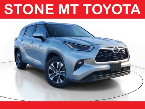 Certified 2023 Toyota Highlander XLE image 1