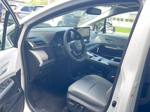Used 2026 Toyota Sienna XLE FWD image 11