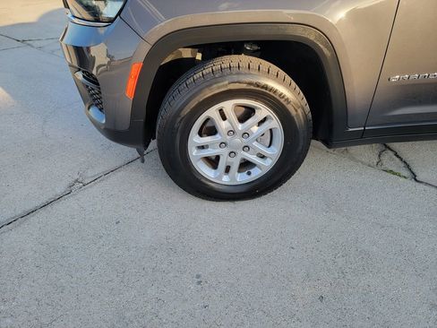 Used 2024 Jeep Grand Cherokee Laredo RWD image 9