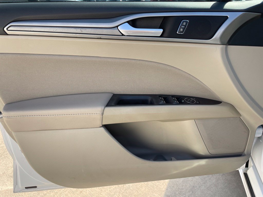 Used 2020 Ford Fusion SE FWD image 16