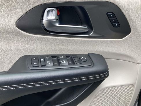 Used 2023 Chrysler Pacifica Touring-L image 21