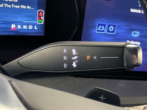 Used 2026 Chevrolet Traverse LT image 32