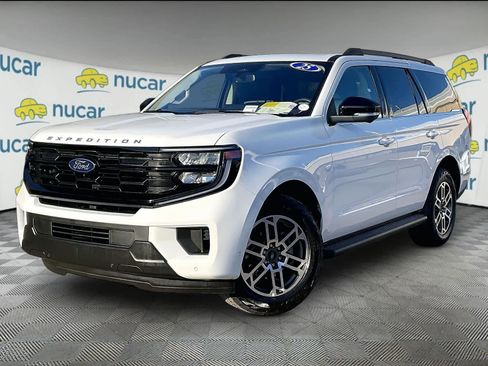 Used 2025 Ford Expedition Active image 3
