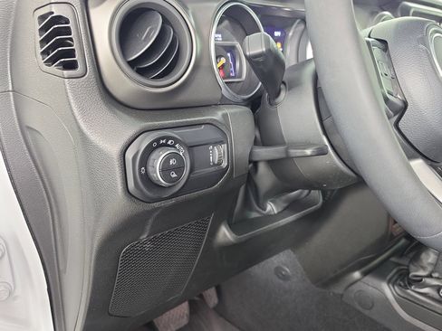 Used 2023 Jeep Gladiator Sport AWD/4WD image 16