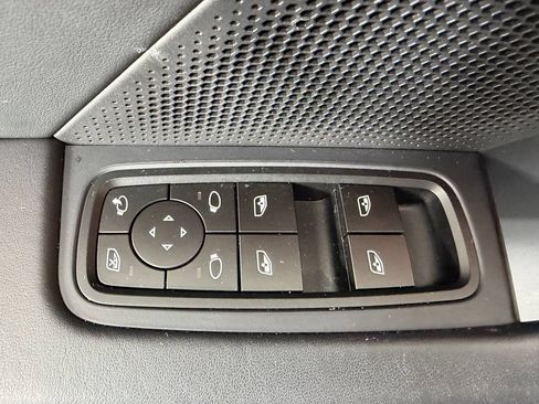 Certified 2025 Porsche Taycan AWD/4WD image 18
