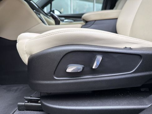Used 2019 Cadillac XT5 FWD image 16