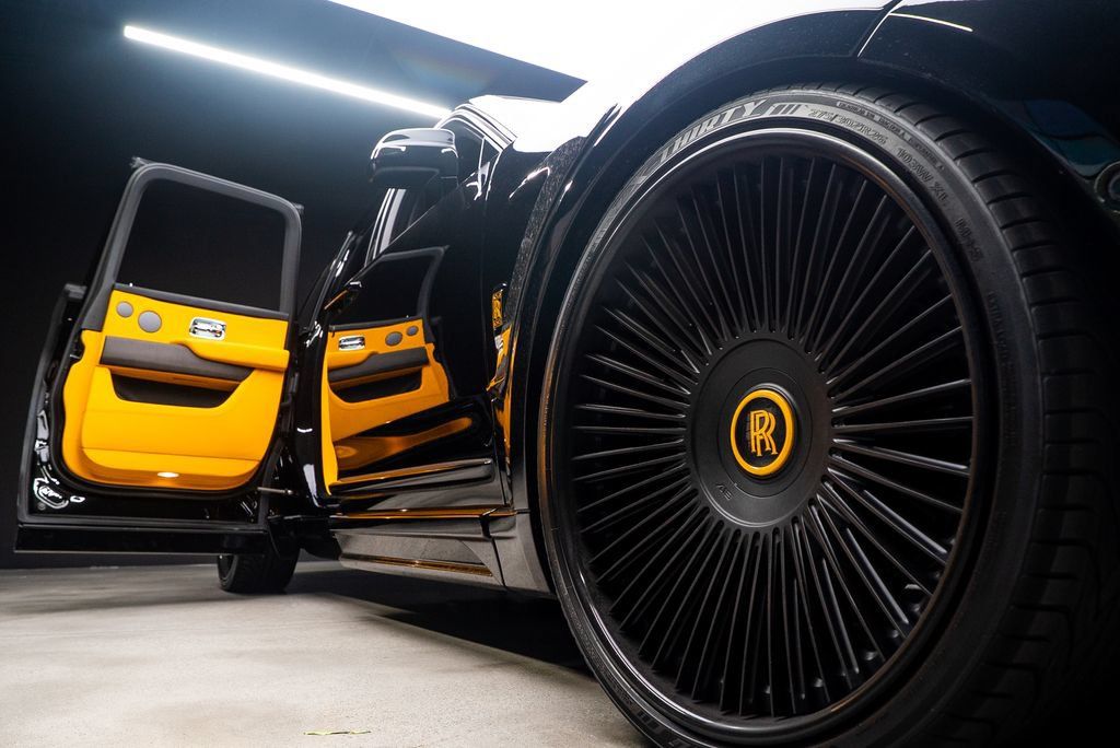 Used 2025 Rolls-Royce Cullinan AWD/4WD image 19