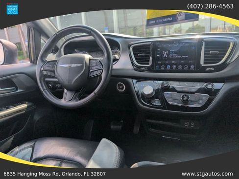 Used 2018 Chrysler Pacifica Touring-L w/ Premium Audio Group FWD image 18