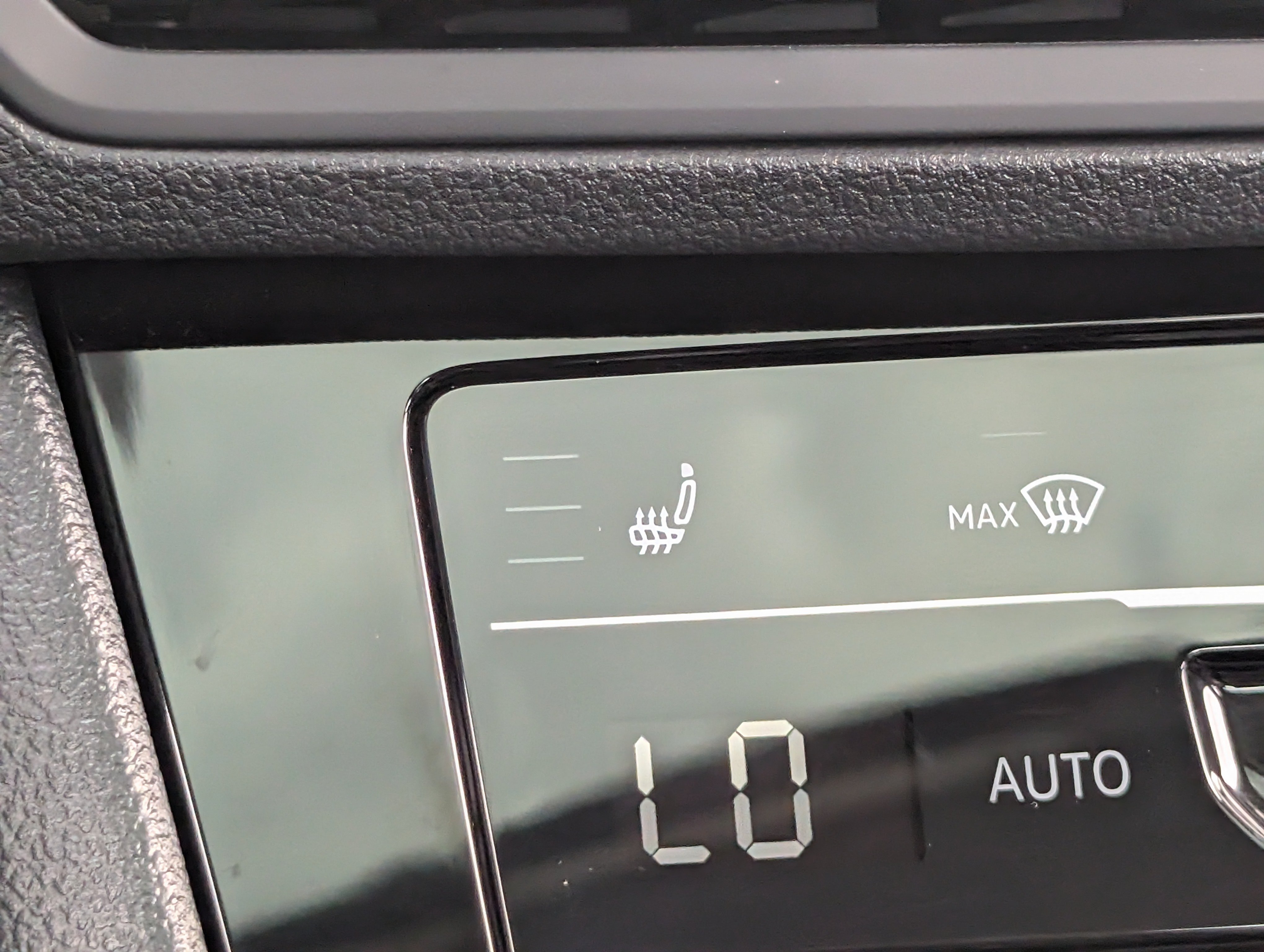 Used 2025 Volkswagen Jetta SE w/ Sunroof Package FWD image 32