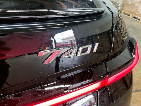 Used 2023 BMW 740i w/ Parking Assistance Package image 11