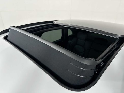 Certified 2025 Porsche Macan image 22