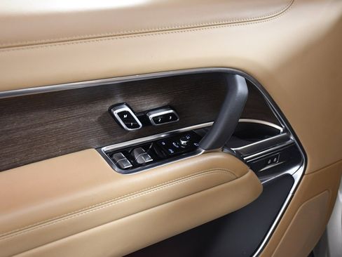 Used 2023 Land Rover Range Rover Long Wheelbase SE image 15