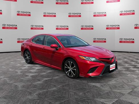 Used 2019 Toyota Camry SE FWD image 3