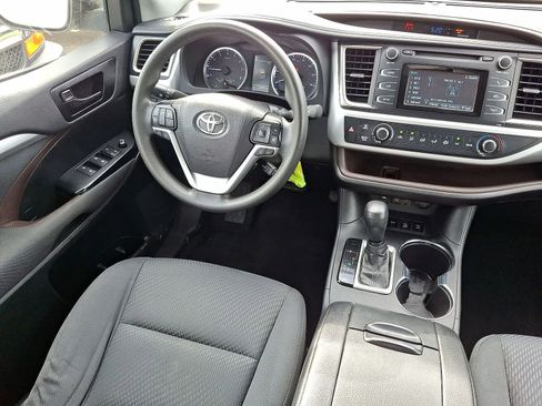 Used 2019 Toyota Highlander LE AWD/4WD image 10
