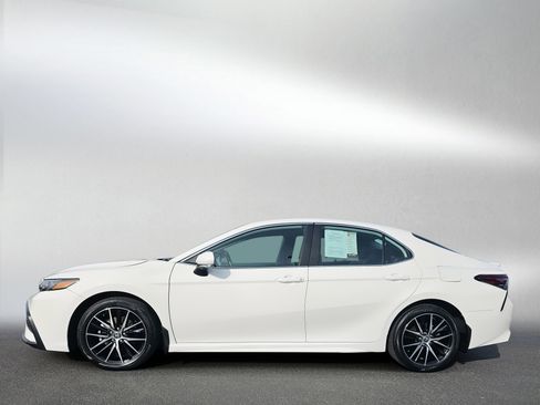 Used 2023 Toyota Camry SE w/ Cold Weather Package image 2