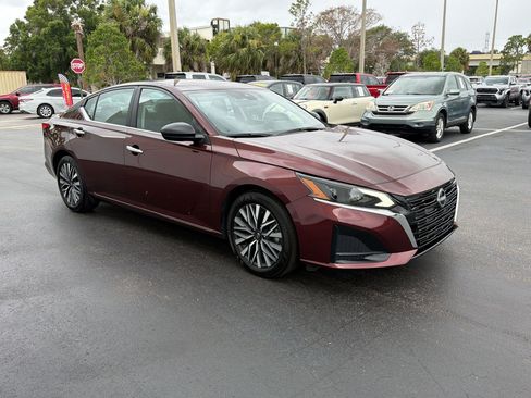 Used 2025 Nissan Altima 2.5 SV FWD image 7