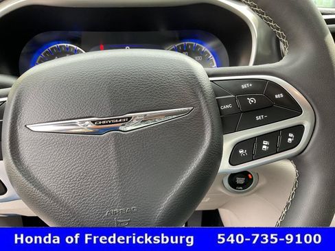 Used 2024 Chrysler Pacifica Touring-L FWD image 31