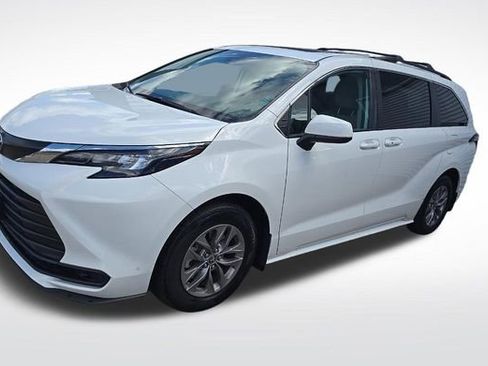 Used 2024 Toyota Sienna LE w/ LE Plus Package image 6