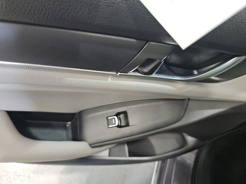 Used 2018 Honda Accord EX image 19