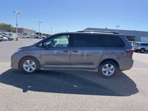 Used 2020 Toyota Sienna LE w/ Carpet Mat Package FWD image 8