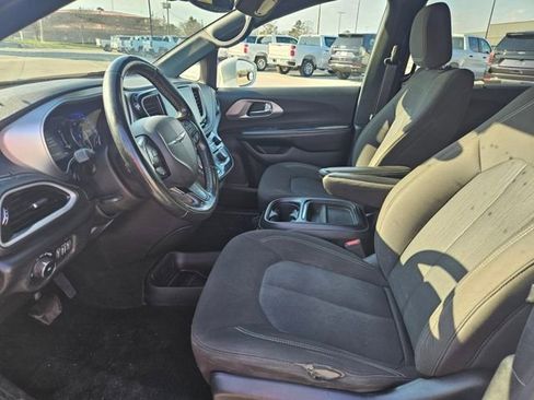 Used 2022 Chrysler Pacifica Touring image 9