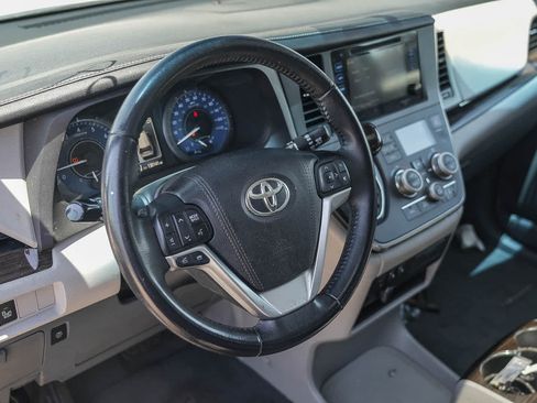 Used 2017 Toyota Sienna XLE w/ XLE Navigation Package FWD image 15
