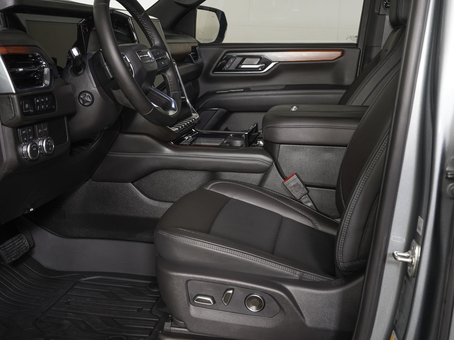 Used 2026 GMC Yukon Denali w/ Sun & Power Step Package AWD/4WD image 15