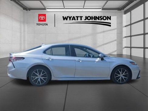 Used 2023 Toyota Camry SE FWD image 3