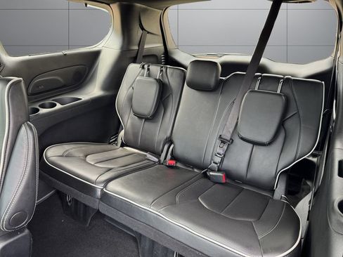Used 2025 Chrysler Pacifica Limited FWD image 16