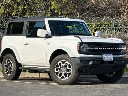 Used 2021 Ford Bronco Outer Banks image 2