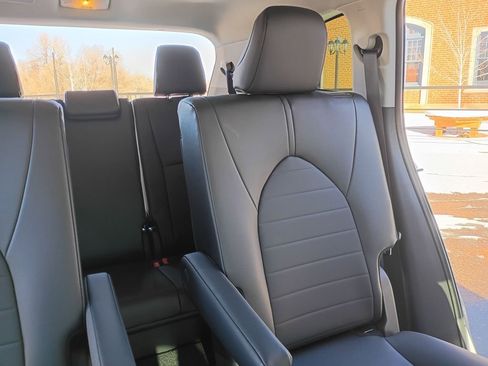 Used 2024 Toyota Highlander XLE image 18