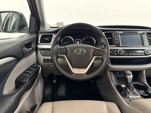 Used 2017 Toyota Highlander XLE AWD/4WD image 35