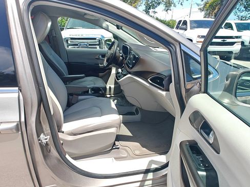 Used 2017 Chrysler Pacifica Touring-L FWD image 14