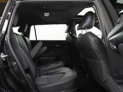 Used 2025 Toyota Highlander XSE AWD/4WD image 13