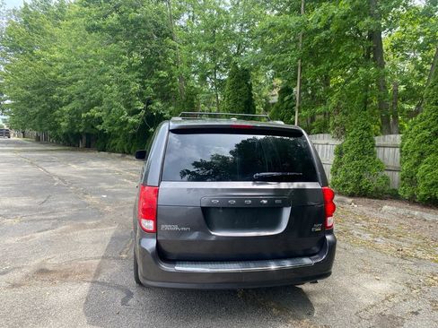 Used 2019 Dodge Grand Caravan SXT FWD image 4