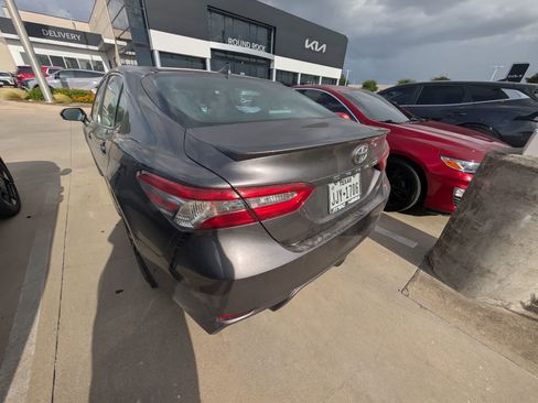 Used 2018 Toyota Camry SE w/ Audio Package FWD image 2
