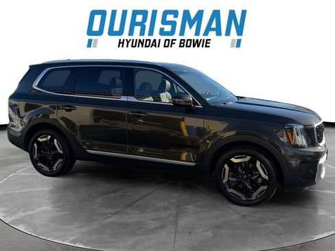 Used 2023 Kia Telluride EX w/ EX Captain's Chair Package image 2