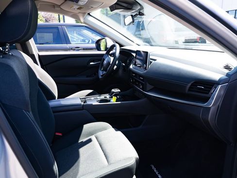 Used 2025 Nissan Rogue SV FWD image 25
