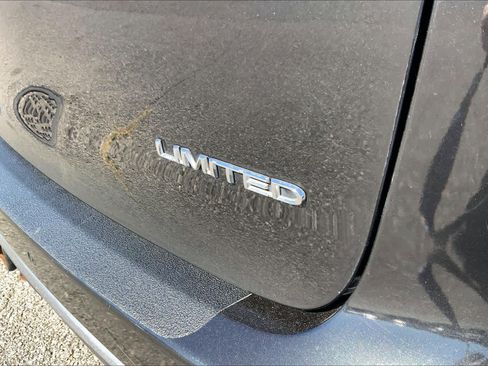 Used 2017 Chrysler Pacifica Limited image 9