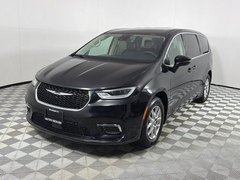 Used 2023 Chrysler Pacifica Touring-L FWD image 9