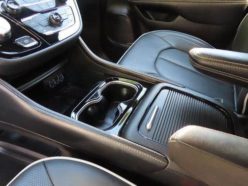 Certified 2025 Chrysler Pacifica Limited FWD image 20